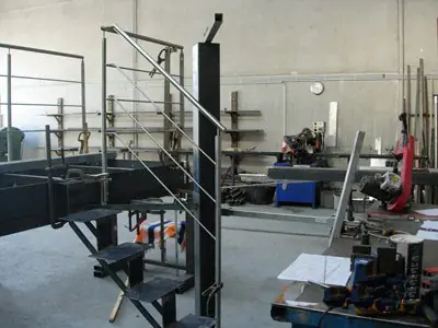 L’atelier Ferduco, avec un escalier métallique en cours de fabrication